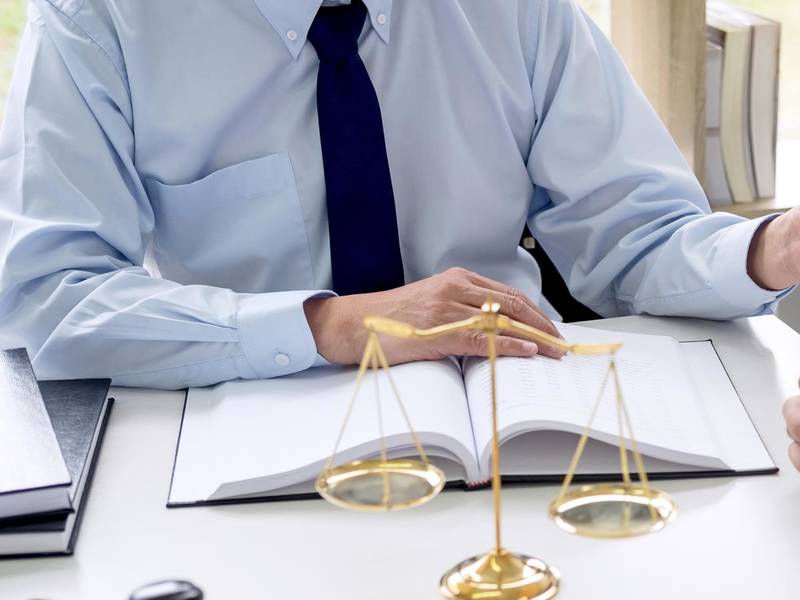 上海交通事故律师解读：超载出车祸保险赔不赔之法律剖析